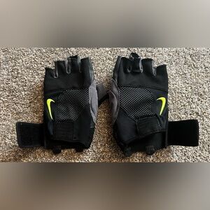 Nike Black and Gray Fingerless Gloves (Athletic/Weightlifting) Medium